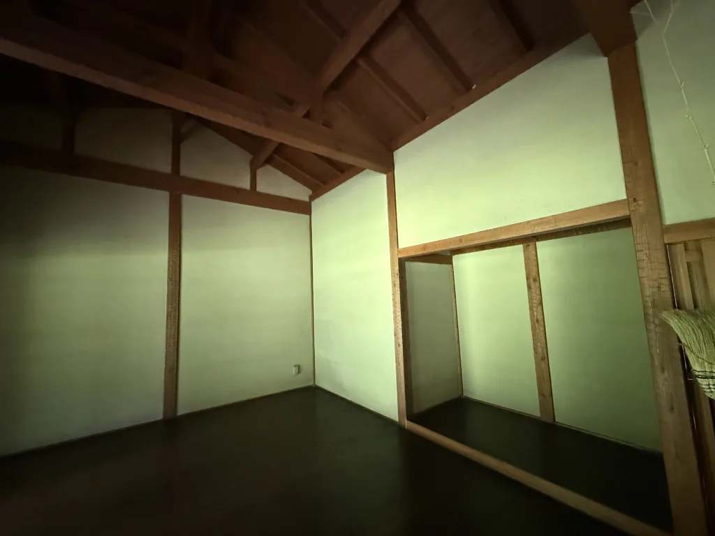飛山城址の掘立小屋内部