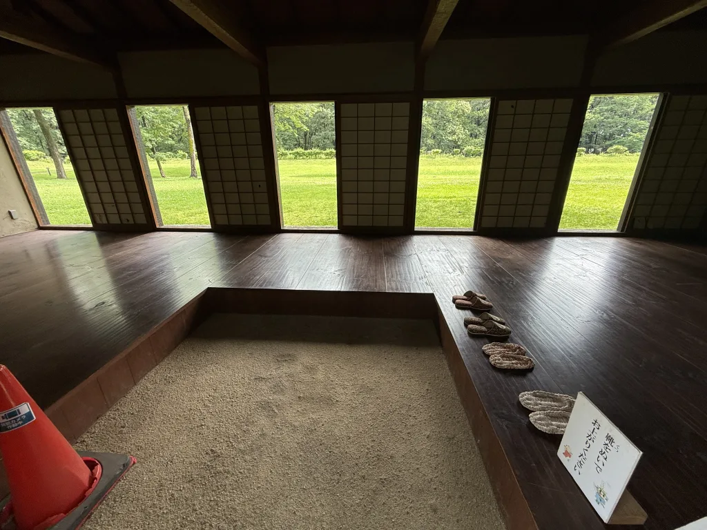 掘立小屋の内部