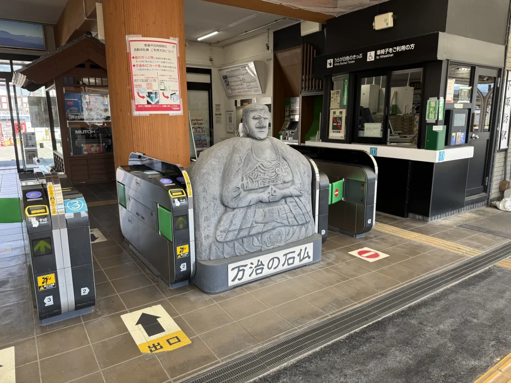 下諏訪駅にある万治の石仏