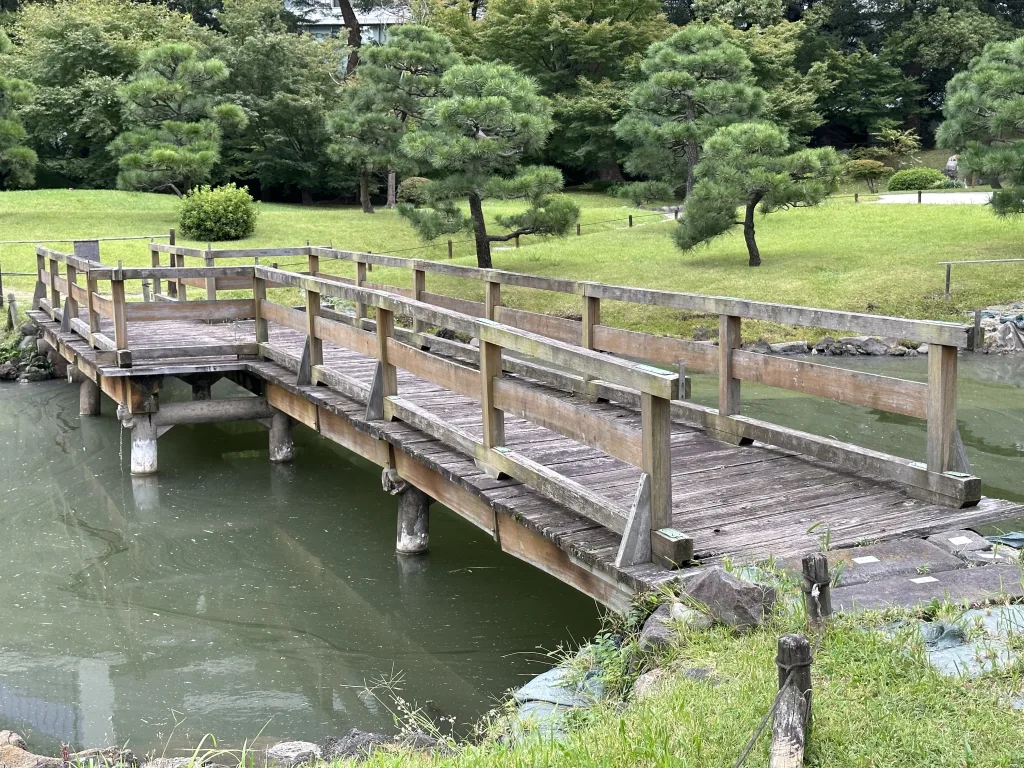 旧芝離宮恩賜庭園の木造の橋