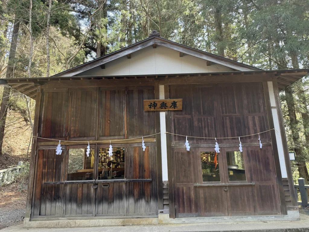 宝光社の神輿庫