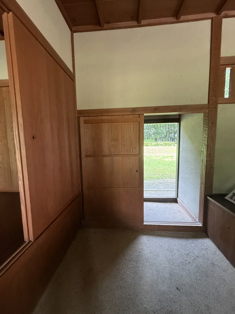 飛山城址の掘立小屋の内部