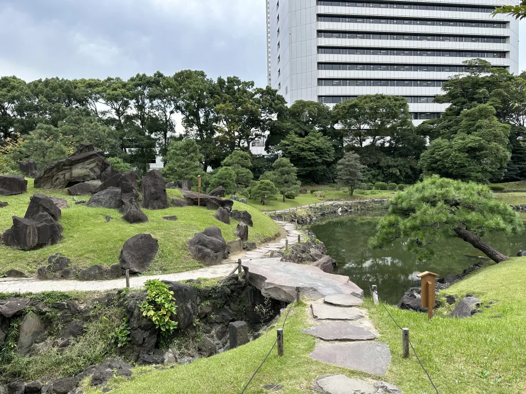 旧芝離宮恩賜庭園の根府川山