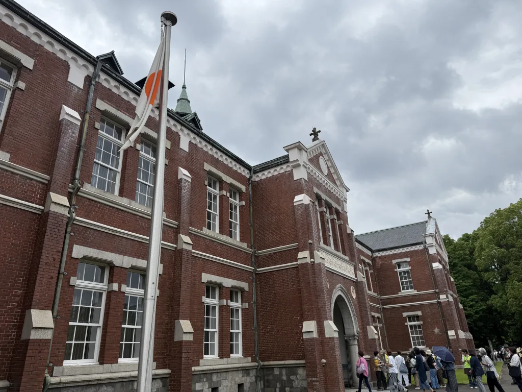 旧近衛師団司令部庁舎と国旗