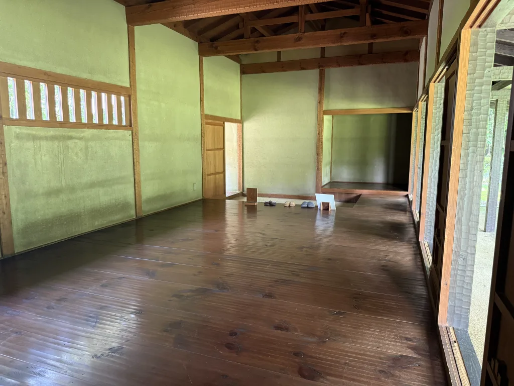 掘立小屋の内部