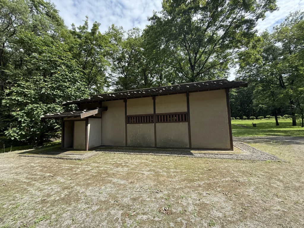 飛山城址の掘立小屋
