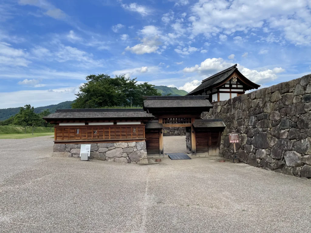 松本城址の本丸側の門