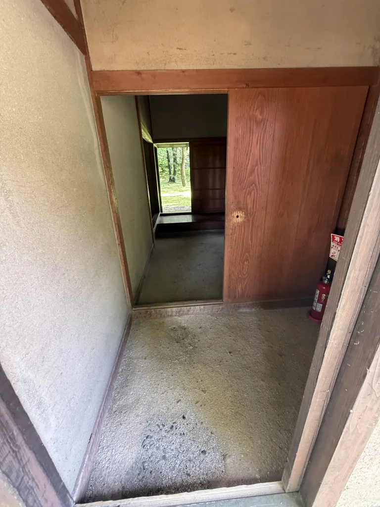 掘立小屋の入口