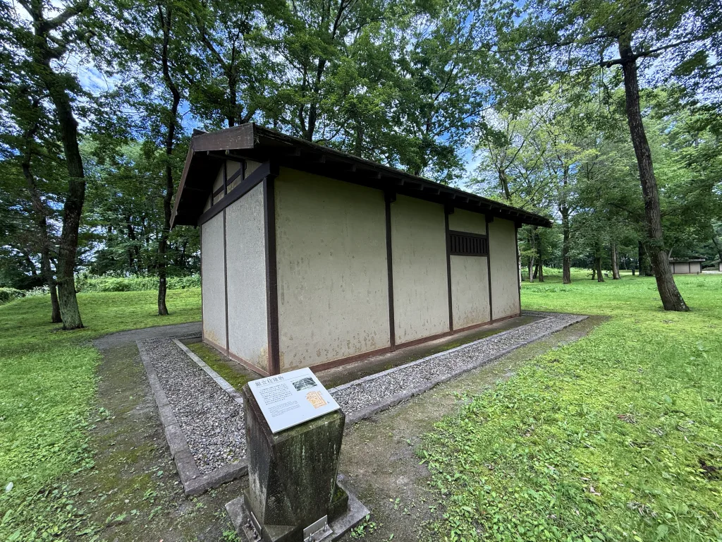 飛山城址の掘立小屋