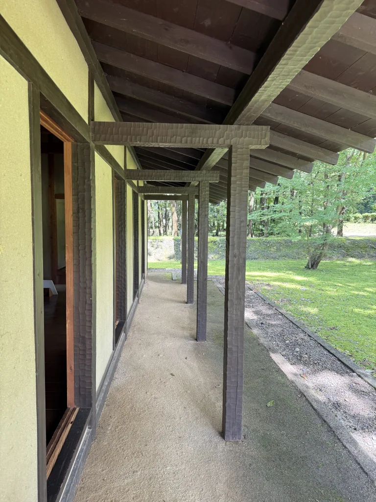 飛山城址の掘立小屋の軒下