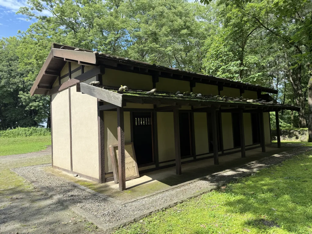 飛山城址の掘立小屋