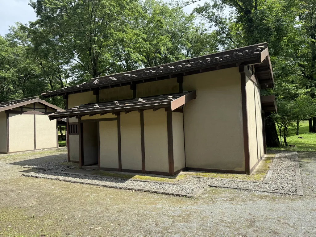 飛山城址の掘立小屋