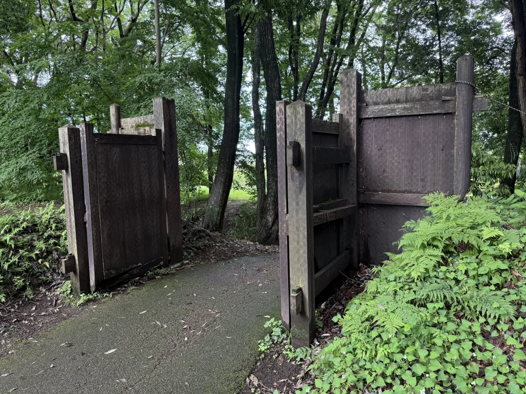 飛山城址の門
