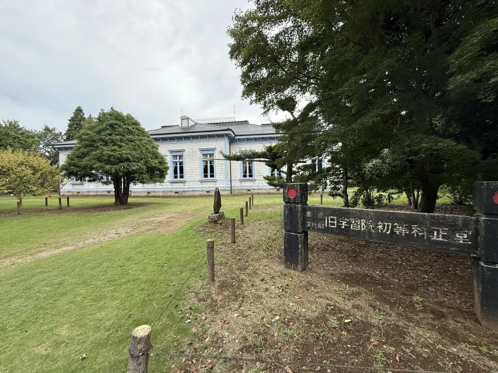 旧学習院初等科正堂の裏手