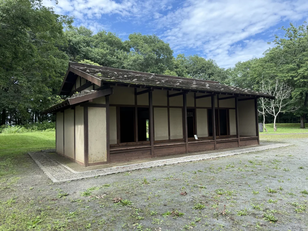 飛山城址の掘立小屋