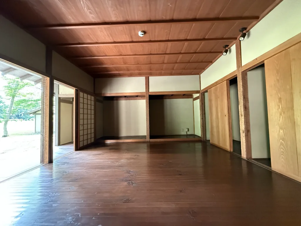 立山城址の掘立小屋の内部
