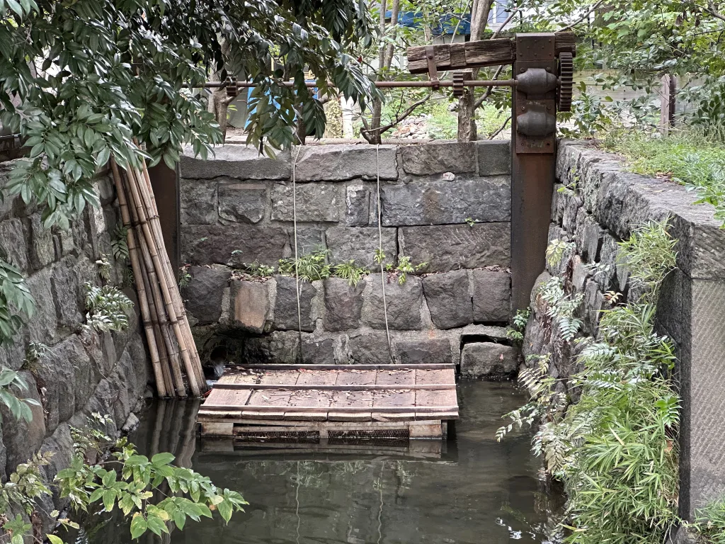 旧芝離宮恩賜庭園の海水取入口