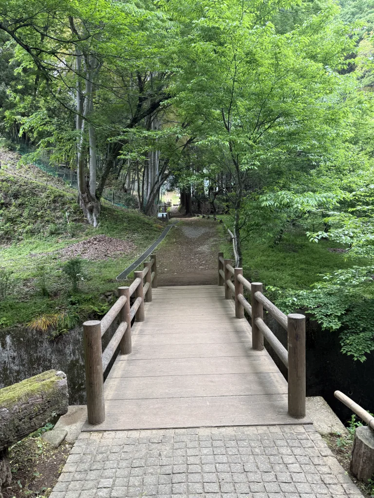 北条氏照の墓に向かう橋