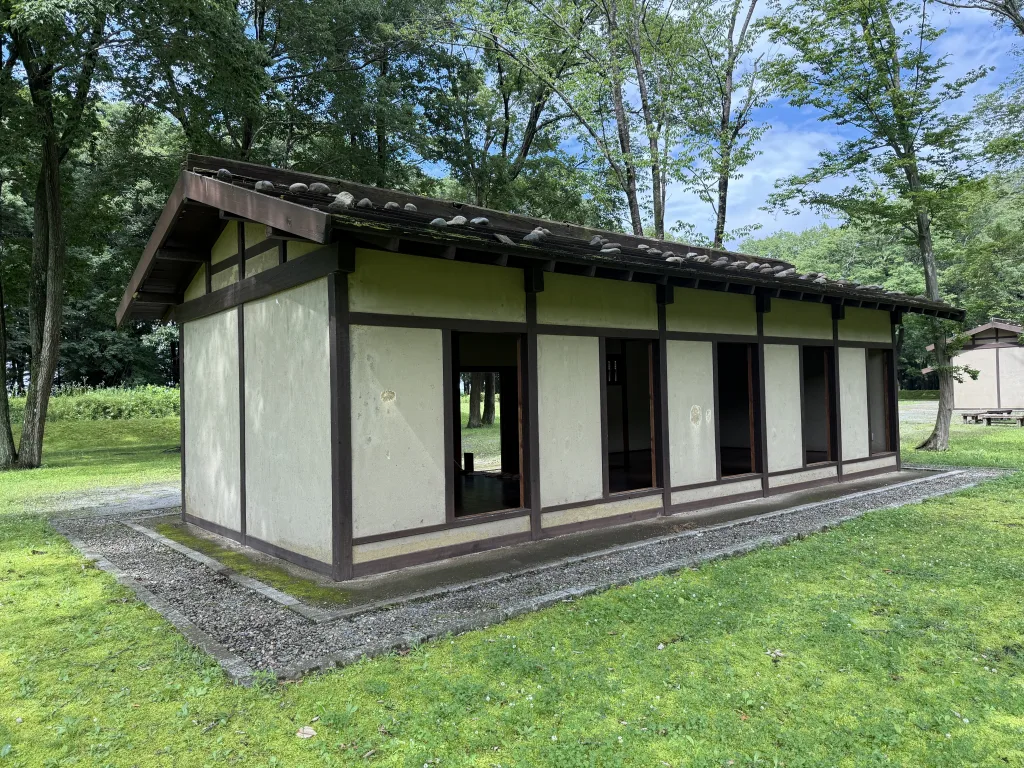 飛山城址の掘立小屋