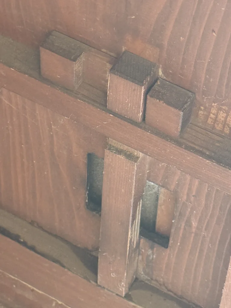飛山城址の掘立小屋の扉のロック