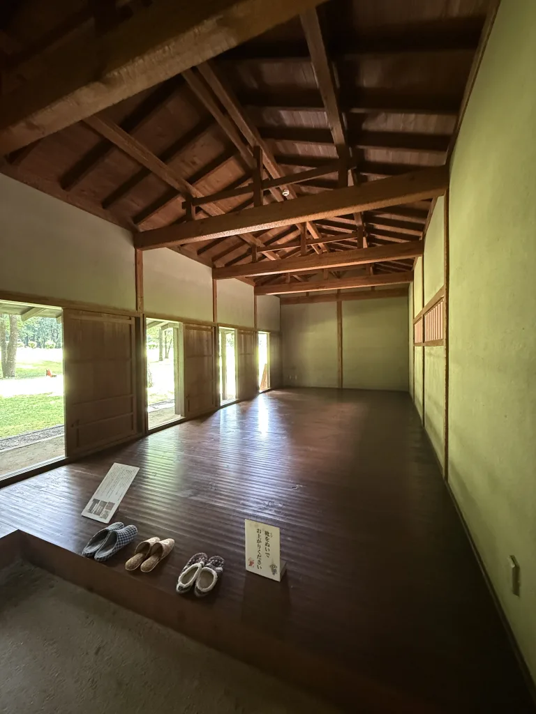 掘立小屋の内部