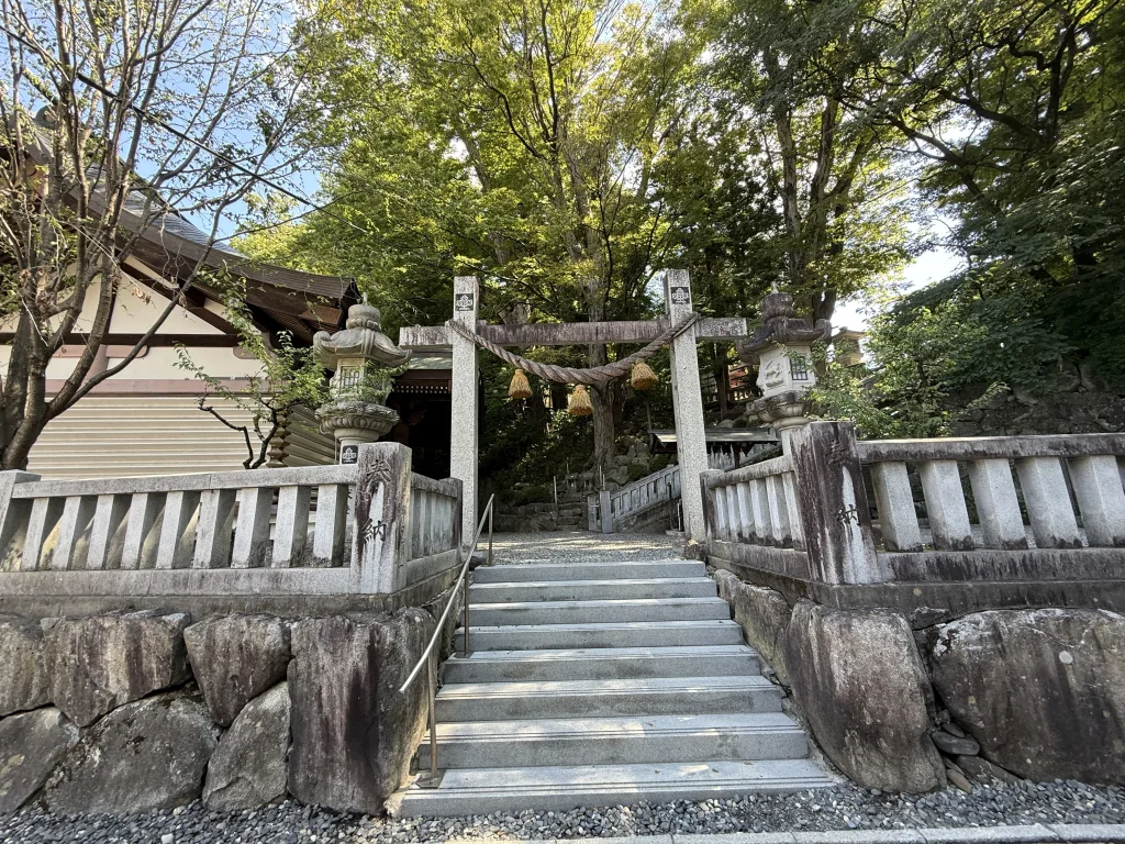 下社秋宮の入口