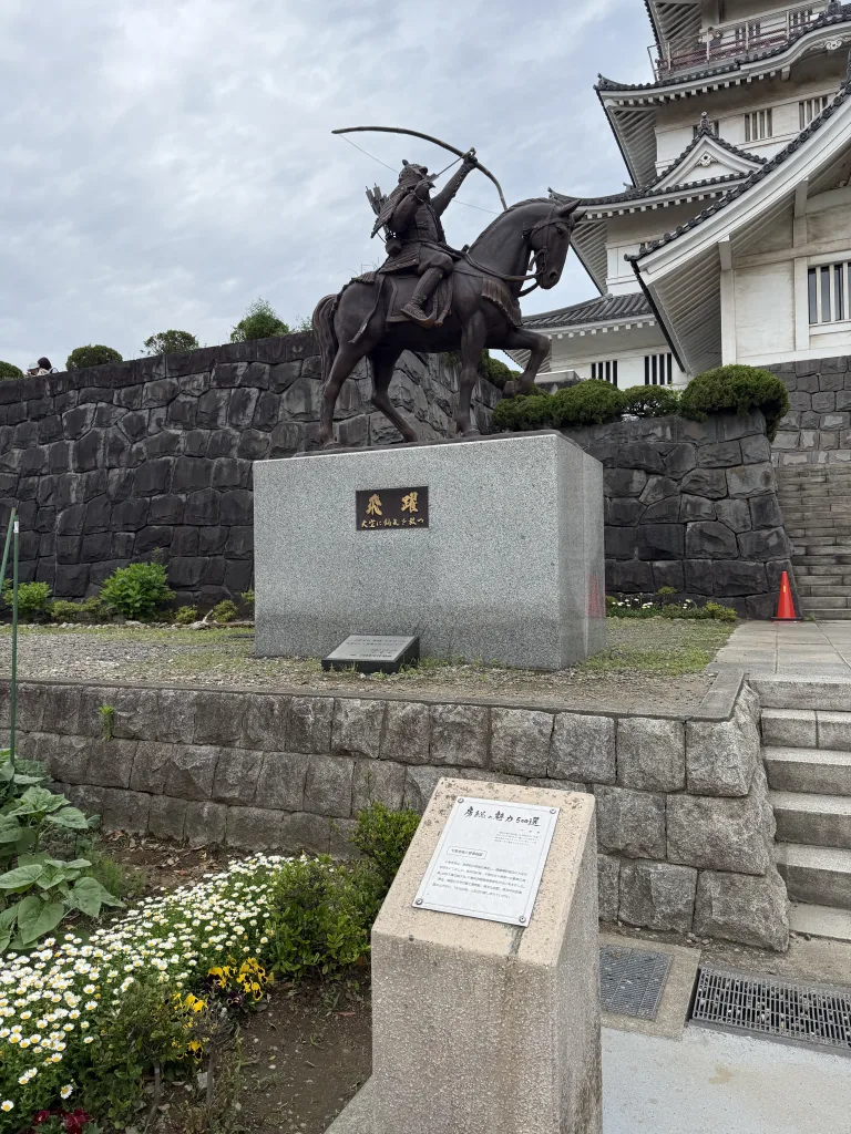 千葉常胤の像