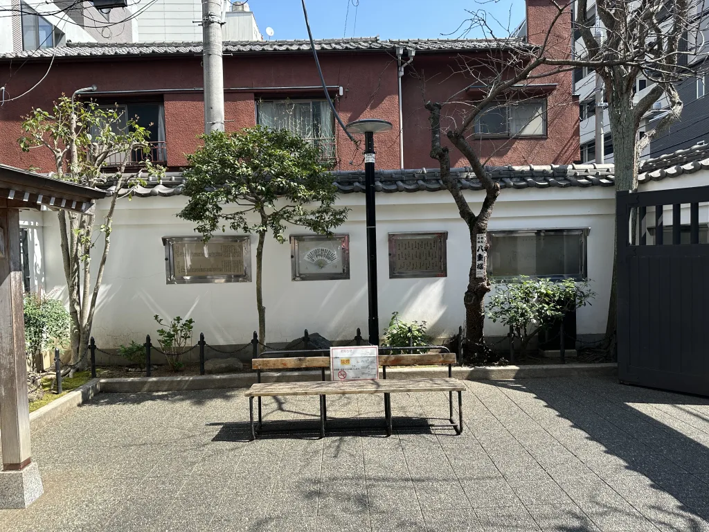 吉良邸跡にあるベンチ