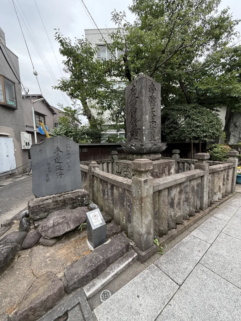 参道にある石碑