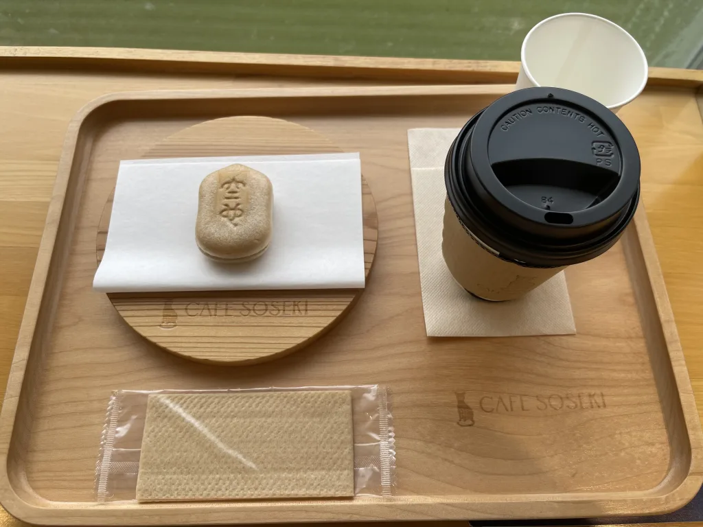漱石カフェのモナカと紅茶