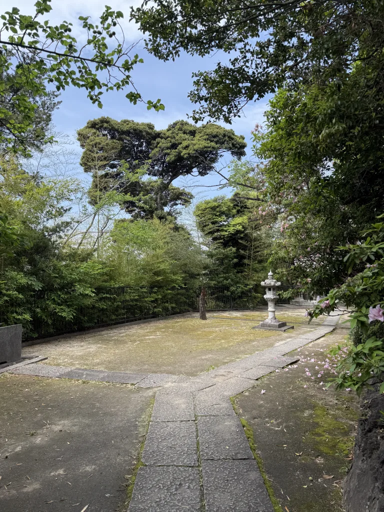神明社の境内