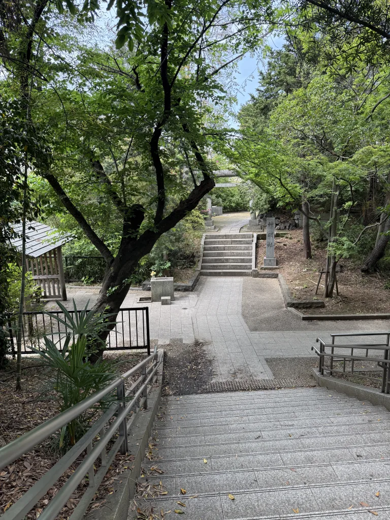 亥鼻城と神明社の境