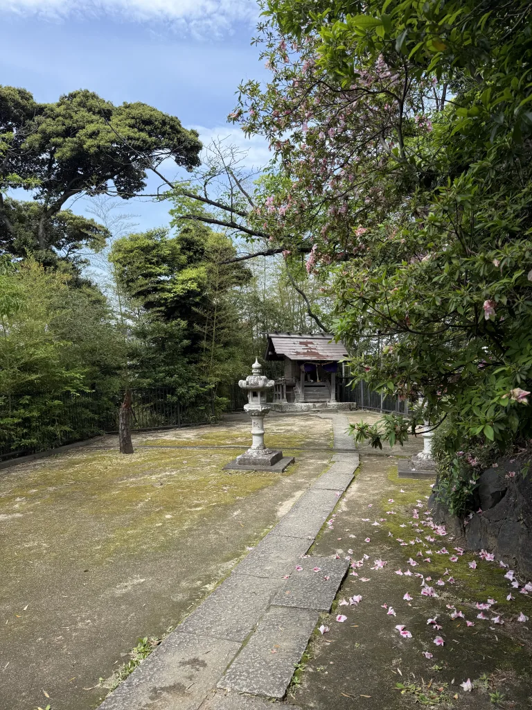 神明社の社と灯篭