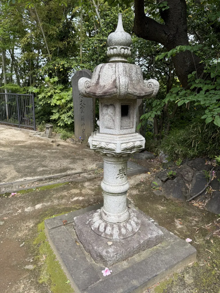 神明社の灯篭