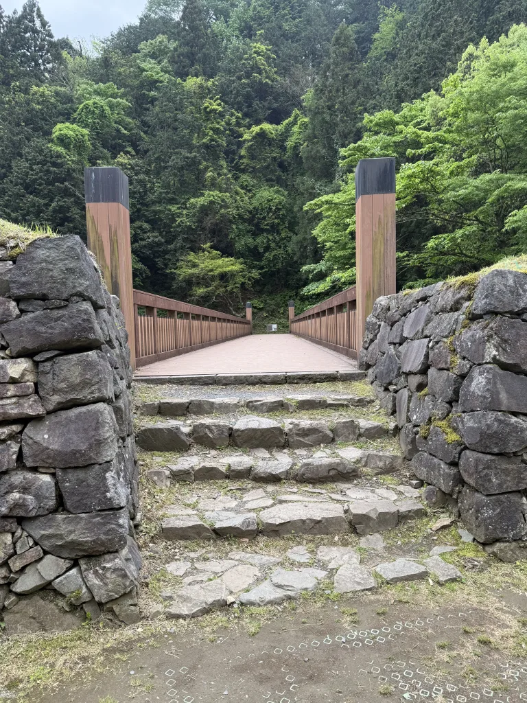 八王子城御主殿跡の曳橋の入口